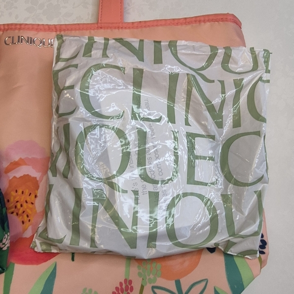 Clinique Tote Bag Makeup Bag And Skincare Bundle $129 Value - Picture 4 of 7
